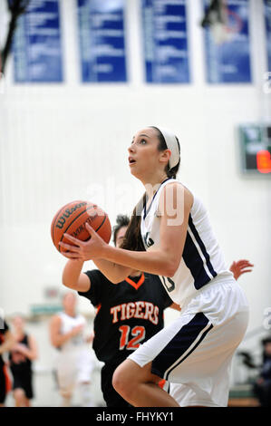 Nach voran auf der Basis einer High School Spieler, aus einem dribblfocused auf der Hoop zieht gerade vor einen Schuß. USA. Stockfoto