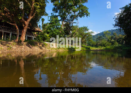 Die RIVERSIDE COTTAGES in KHO SOK, ein perfekter Ort zu bleiben, um Kho Sok Nationalpark - THAILAND besuchen Stockfoto