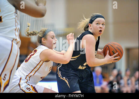 Während der Fahrt in Richtung zum Korb ein High school Player bleibt konzentrierte sich auf Ihr Ziel, während ein Defender Kontakt bildet von hinten. USA. Stockfoto