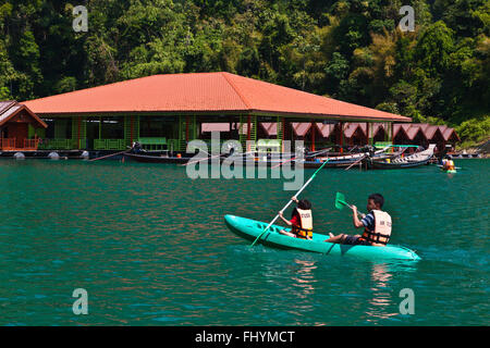 KAJAKFAHREN im SAICHON RAFT HOUSE bietet komfortable Unterkünfte auf CHEOW EN See im KHAO SOK Nationalpark - THAILAND Stockfoto