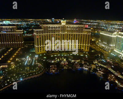 Bellagio Hotel und Casino Blick vom Eiffelturm auf Las Vegas Strip, berühmt für seine Räume für Aufenthalt, Casino und riesige Fontänen Stockfoto