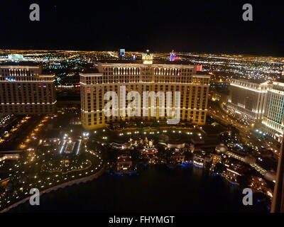 Bellagio Hotel und Casino Blick vom Eiffelturm auf Las Vegas Strip, berühmt für seine Räume für Aufenthalt, Casino und riesige Fontänen Stockfoto