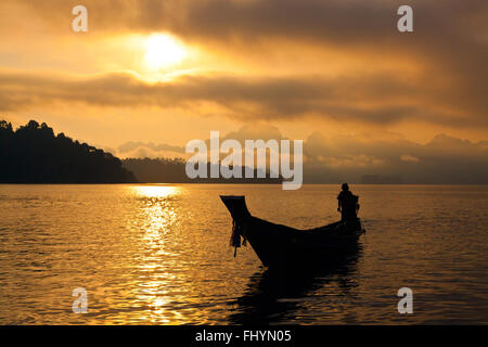 Sonnenuntergang am KLONG SAENG CHEOW EN See im KHAO SOK Nationalpark - THAILAND Stockfoto