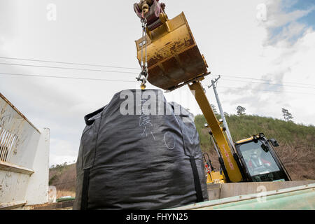 Eine Tasche mit bestrahlten Schutt ist auf einem LKW in einem Bereich gestapelt, die durch den 2011 Tsunami und Atomkatastrophe betroffen war. Stockfoto