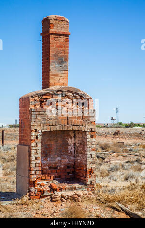 einsame Kamin in den Ruinen der Pattersons Haus und Metzgerei Shop bei Farina in South Australia Stockfoto