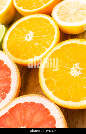 Vielzahl von Zitrusfrüchten wie Orangen, Grapefruits, Zitronen und Linien. Stockfoto