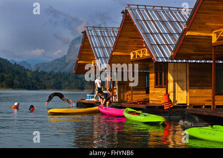 KEEREE WARIN FLOßHAUS bietet high-End-Unterkünfte CHEOW EN See im KHAO SOK Nationalpark - THAILAND Stockfoto