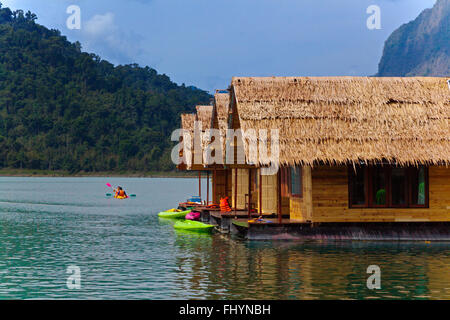 KAJAKFAHREN im KEEREE WARIN RAFT HOUSE bietet high-End-Unterkünfte CHEOW EN See im KHAO SOK Nationalpark - THAILAND Stockfoto