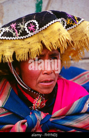 QUECHUA-Frau in einer ländlichen Kleinstadt in der Nähe von unserem Ziel der AUZANGATE - PERU Stockfoto