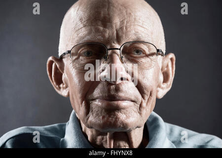 -MODELL VERÖFFENTLICHT. Porträt eines älteren Mannes mit Brille. Stockfoto