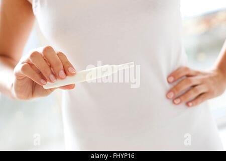 -MODELL VERÖFFENTLICHT. Frau, die einen Schwangerschaftstest. Stockfoto