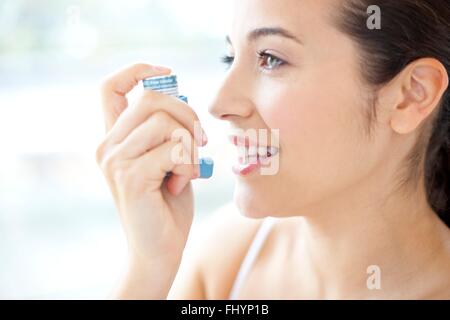 -MODELL VERÖFFENTLICHT. Mitte Erwachsene Frau mittels eines Inhalators. Stockfoto