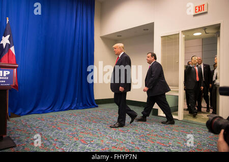 Republikanische Präsidentschaftskandidat Donald Trump mit ehemaliger Kandidat Gouverneur von New Jersey, Chris Christie während einer Kundgebung in TX Stockfoto