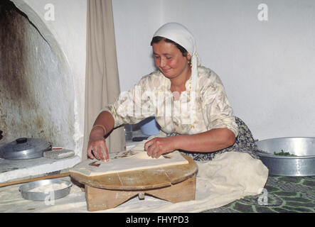 Türkin bereiten eine typische Mahlzeit in das Dorf BEZIRGAN - Türkei Stockfoto