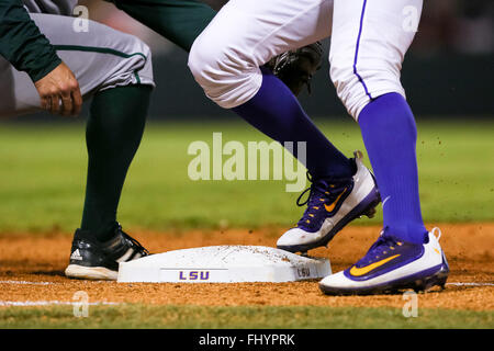 Baton Rouge, LA, USA. 26. Februar 2016. Neue Nike Stollen im Einsatz während des Spiels zwischen Sacramento State und LSU Tigers Alex Box-Stadion in Baton Rouge, Louisiana LSU Tigers besiegen Sacramento State 6-0. Stephen Lew/CSM/Alamy Live-Nachrichten Stockfoto