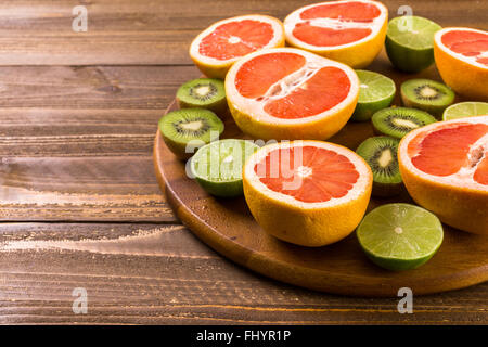 Vielzahl von Zitrusfrüchten wie Orangen, Grapefruits, Zitronen und Linien. Stockfoto