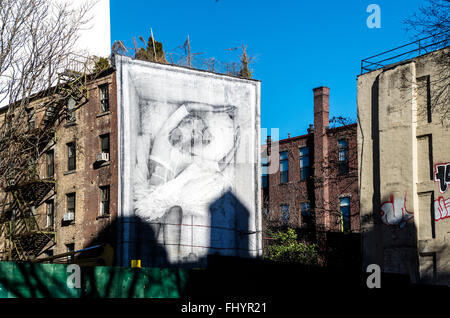 New York, NY - Französisch Graffiti Künstler JR Porträt der Tänzerin Charlotte Ranson an der Wand des East Village-Liegenschaft. Stockfoto