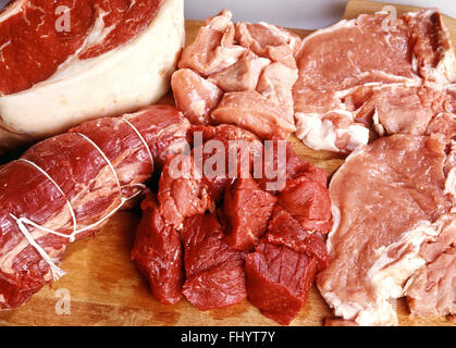 Sortiment an rohes Rindfleisch und Schweinefleisch Stücke geschnitten und für den Verkauf vorbereitet oder Kochen auf Holztisch Stockfoto