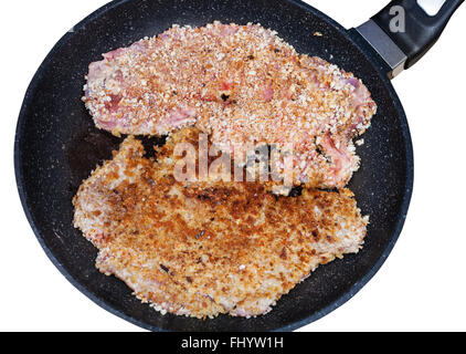 Draufsicht der zwei Schnitzel gebraten in Pfanne isoliert auf weißem Hintergrund Stockfoto