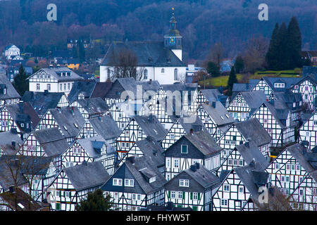 Historische Altstadt, Tudor-Stil Häuser in Freudenberg, Deutschland, Panoramablick über die Innenstadt, Stockfoto