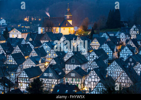 Historische Altstadt, Tudor-Stil Häuser in Freudenberg, Deutschland, Panoramablick über die Innenstadt, Stockfoto