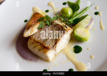 Gegrillten Fisch und Gemüse in Sahnesauce Stockfoto