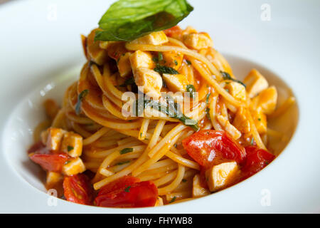 Spaghetti Mozzarella in Tomatensauce mit Basilikum Stockfoto