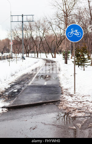 nassen Radweg in Stadt bei schlechtem Wetter im frühen Frühling Stockfoto