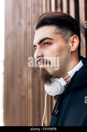 Porträt von stilvollen jungen Mann mit Kopfhörer Stockfoto