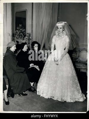 1956: sie zeigen ihr eigenes Brautkleid Mode Anzeige. Verschiebt Ehen für Show: London Modell - zwanzig Jahre alten Sheila Morgan hat Hochzeit Ende Januar Geschäftsmann Paul Symonds auf ein Datum im März verschoben, so dass sie Kleider in der Vorführung von der Frühjahrs-Kollektion von ihrem Chef Herr Ronald Paterson neuestes Mitglied der Incorporated Society of Fashion Designers modellieren kann. Die wichtigste Stil, die sie auf der Messe angezeigt wird ist eigenes Brautkleid entworfen und präsentiert ihr von Mr Paterson hauen. Das Kleid ist auf 21-Zoll-Taille geformt und ist von weißer Nottingham Spitze mit Krinoline Rock wi Stockfoto