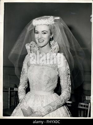 1956: sie zeigen ihr eigenes Brautkleid Mode Anzeige. Verschiebt Ehen für Show: London Modell - zwanzig Jahre alten Sheila Morgan hat Hochzeit Ende Januar Geschäftsmann Paul Symonds auf ein Datum im März verschoben, so dass sie Kleider in der Vorführung von der Frühjahrs-Kollektion von ihrem Chef Herr Ronald Paterson neuestes Mitglied der Incorporated Society of Fashion Designers modellieren kann. Die wichtigste Stil, die sie auf der Messe angezeigt wird ist eigenes Brautkleid entworfen und präsentiert ihr von Mr Paterson hauen. Das Kleid ist auf 21-Zoll-Taille geformt und ist von weißer Nottingham Spitze mit Krinoline Rock wi Stockfoto