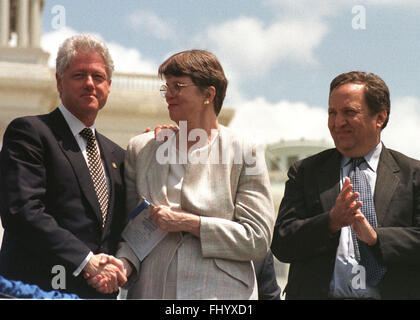 Washington, District Of Columbia, USA. 27. Februar 2016. US-Präsident Bill Clinton, links, schüttelt Hände mit US Attorney General Janet Reno, Zentrum, als US-Finanzminister Lawrence Summers, rechts, blickt auf am 19. jährliche brüderlichen Auftrag der Polizei Peace Officers Memorial vor der US-Kapitol in Washington am 15. Mai 2000. Bildnachweis: Ron Sachs/CNP © Ron Sachs/CNP/ZUMA Draht/Alamy Live-Nachrichten Stockfoto