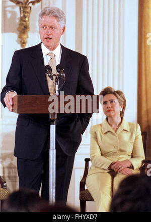 Washington, District Of Columbia, USA. 27. Februar 2016. US-Präsident Bill Clinton macht Bemerkungen, die '' White House Conference auf Jugendliche: Erhöhung verantwortlich und einfallsreich Jugend '' in Washington, DC am 2. Mai 2000 zu öffnen. First Lady Hillary Rodham Clinton ist auf der rechten Seite. Bildnachweis: Ron Sachs/CNP © Ron Sachs/CNP/ZUMA Draht/Alamy Live-Nachrichten Stockfoto