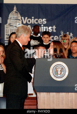 19. Oktober 1999 - Washington, District Of Columbia, Vereinigte Staaten von Amerika - US-Präsident Bill Clinton am '' Stimmen gegen Gewalt: A Congressional Teen Conference"in Washington, DC von Rebecca Hunter, 17, ein Senior in Hillsboro Comprehensive High School in Nashville, Tennessee am 19. Oktober 1999 eingeführt. Rebecca konzipiert und hat eine Schule-weiten Initiative drängen ihre Kommilitonen verpflichten, werden Sie Teil der Lösung für das Problem der Jugendgewalt. Bis Ende der ersten Woche hatte 1.000 Schüler bei Hillsboro, und bis zum Ende der nächsten Woche 40 unterzeichnet. Stockfoto