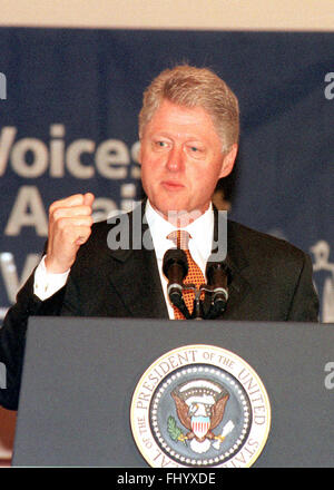 Washington, District Of Columbia, USA. 19. Oktober 1999. US-Präsident Bill Clinton betont einen Punkt während seiner Rede '' Stimmen gegen Gewalt: A Congressional Teen Conference"in Washington, DC am 19. Oktober, 1999.Credit: Ron Sachs/CNP © Ron Sachs/CNP/ZUMA Draht/Alamy Live News Stockfoto
