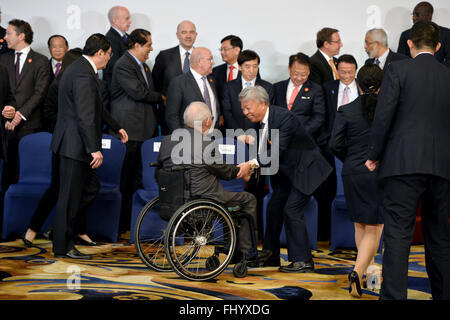 (160227)--SHANGHAI, 27. Februar 2016 (Xinhua)--Jin Liqun, Präsident der asiatischen Infrastruktur Investment Bank (AIIB), begrüßt der deutsche Finanzminister Wolfgang Schaeuble, bevor sie für ein Familienfoto an der G20-Finanzminister und Zentralbankpräsidenten treffen in Pudong Shangri-La Hotel in Shanghai, Ost-China, 27. Februar 2016 darstellen. Chinesische Politiker am Freitag skizzierte Wirtschaftspolitik und Reform-Agenda des Landes beruhigend der Welt, dass die Regierung zahlreiche Instrumente zur Bekämpfung Abwärtsdruck als finanzielle Führung von G20-Staaten in Shanghai gesammelt. (Xinhua/Li Stockfoto