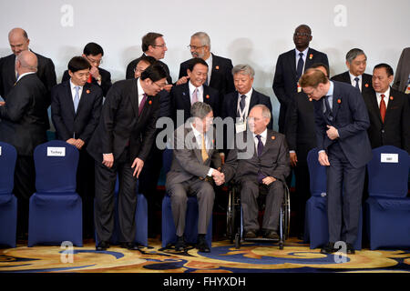 (160227)--SHANGHAI, 27. Februar 2016 (Xinhua)--Peoples Bank of China Gouverneur Zhou Xiaochuan (2. L Front) begrüßt der deutsche Finanzminister Wolfgang Schaeuble (2. L, vorn) bevor sie für ein Familienfoto an der G20-Finanzminister und Zentralbankpräsidenten treffen im Pudong Shangri-La Hotel in Shanghai, Ost-China, 27. Februar 2016 darstellen. Chinesische Politiker am Freitag skizzierte Wirtschaftspolitik und Reform-Agenda des Landes beruhigend der Welt, dass die Regierung zahlreiche Instrumente zur Bekämpfung Abwärtsdruck als finanzielle Führung von G20-Staaten in Shanghai gesammelt. (Xinhu Stockfoto