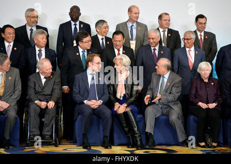 (160227)--SHANGHAI, 27. Februar 2016 (Xinhua)--internationalen monetären Fonds Managing Director Christine Lagarde (3. R Front) Gespräche mit der deutschen Bundesrepublik Bundesbank Chef Jens Weidmann (3. L Front) bevor sie für ein Familienfoto an der G20-Finanzminister und Zentralbankpräsidenten treffen im Pudong Shangri-La Hotel in Shanghai, Ost-China, 27. Februar 2016 darstellen. Chinesische Politiker am Freitag skizzierte Wirtschaftspolitik und Reform-Agenda des Landes beruhigend der Welt, dass die Regierung zahlreiche hat Instrumente zur Bekämpfung der Abwärtsdruck als finanzielle Führung von G20-Nationen g Stockfoto