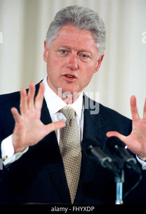 Washington, District Of Columbia, USA. 27. Februar 2016. US-Präsident Bill Clinton macht Eröffnungsrede am '' White House Conference auf Jugendliche: Erhöhung verantwortlich und einfallsreich Jugend '' in Washington, DC am 2. Mai, 2000.Credit: Ron Sachs/CNP © Ron Sachs/CNP/ZUMA Draht/Alamy Live News Stockfoto