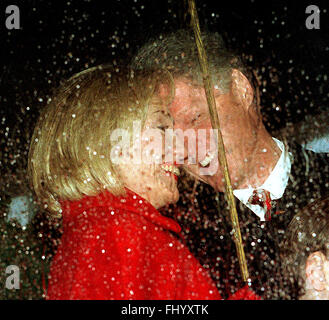 Washington, District Of Columbia, USA. 4. Dezember 1997. US-Präsident Bill Clinton und die First Lady Hillary Rodham Clinton scheinen eine glückliche Erinnerung an Weihnachten zu teilen, wie Regen während der National Christmas Tree Beleuchtungszeremonie auf der Ellipse in Washington, DC am 4. Dezember, 1997.Credit fällt: Ron Sachs/CNP © Ron Sachs/CNP/ZUMA Draht/Alamy Live News Stockfoto