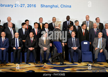 Shanghai, China. 27. Februar 2016. Internationalen monetären Fonds Managing Director Christine Lagarde (vorne) läuft zu ihrem Platz, bevor sie für ein Familienfoto an der G20-Finanzminister und Zentralbankpräsidenten treffen in Pudong Shangri-La Hotel in Shanghai, Ost-China, 27. Februar 2016 darstellt. © Li Xin/Xinhua/Alamy Live-Nachrichten Stockfoto