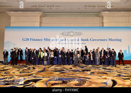 Shanghai, China. 27. Februar 2016. Beamten kommunizieren, nachdem sie für ein Familienfoto an der G20-Finanzminister und Zentralbankpräsidenten treffen in Pudong Shangri-La Hotel in Shanghai, Ost-China, 27. Februar 2016 darstellen. Chinesische Politiker am Freitag skizzierte Wirtschaftspolitik und Reform-Agenda des Landes beruhigend der Welt, dass die Regierung zahlreiche Instrumente zur Bekämpfung Abwärtsdruck als finanzielle Führung von G20-Staaten in Shanghai gesammelt. © Li Xin/Xinhua/Alamy Live-Nachrichten Stockfoto