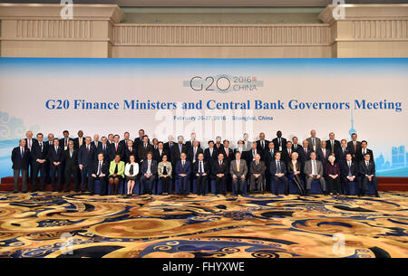 Shanghai, China. 27. Februar 2016. Beamten posieren für ein Familienfoto an der G20-Finanzminister und Zentralbankpräsidenten treffen in Pudong Shangri-La Hotel in Shanghai, Ost-China, 27. Februar 2016. Chinesische Politiker am Freitag skizzierte Wirtschaftspolitik und Reform-Agenda des Landes beruhigend der Welt, dass die Regierung zahlreiche Instrumente zur Bekämpfung Abwärtsdruck als finanzielle Führung von G20-Staaten in Shanghai gesammelt. © Li Xin/Xinhua/Alamy Live-Nachrichten Stockfoto