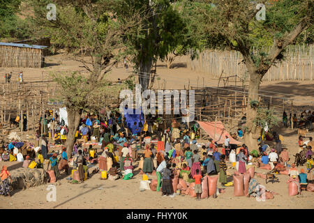 Äthiopien, südlichen Nationen unteren Omo-Tal, Stammes-Leute auf Dorfmarkt Stockfoto