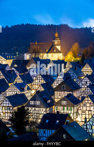 Historische Altstadt, Tudor-Stil Häuser in Freudenberg, Deutschland, Panoramablick über die Innenstadt, Stockfoto