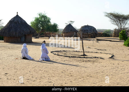 Kenia Turkana, Lodwar, zwei christliche Turkana-Frauen beten in Openair-Kirche im Dorf / KENIA Turkana, Lodwar, Zwei selben Turkana Frauen Beten in der Kirche Unter Freiem Himmel Stockfoto
