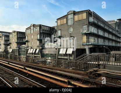 HAMBURG, Deutschland - Zug und Sitz der Gruner + Jahr Verlag in Hamburg, Deutschland von der Elbe-Seite Stockfoto