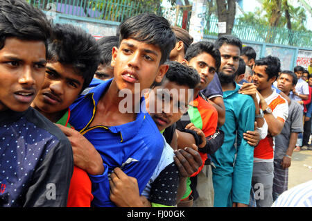 Dhaka, Bangladesch. 27. Februar 2016. Menschen stehen in der Warteschlange zum Ticketkauf für den Asien Cup T20-Cricket-Turnier vor dem Start des Spiels zwischen Indien und Pakistan auf Sher-e-Bangla Cricket-Nationalstadion in Dhaka, Bangladesch, 27. Februar 2016. Die Asien Cup T20 vom 24. Februar bis 6 März abgehaltenen verfügt über insgesamt 11 Spiele durch die Nationalmannschaften von Titelverteidiger 5 Nationen--Bangladesch, Indien, Pakistan, Sri Lanka und VAE gespielt werden. Bildnachweis: Shariful Islam/Xinhua/Alamy Live-Nachrichten Stockfoto