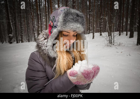 Glückliches junges Paar im Winter Park Spaß. Familie im freien Stockfoto