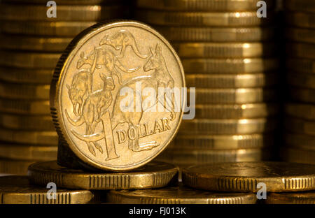 Ein australischer Dollar Münze mit Stapeln von Münzen im Hintergrund. Stockfoto